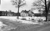 Lockhyttans herrgård, Kornbrödsbagaren, Varbergaskolan trivselskolan 17 februari 1968

Byggnader som hör till Lockhyttans herrgård varav en är en stor och vit tvåvåningsbyggnad. Den andra byggnaden är en tvåvåningsbyggnad som är röd. Andra byggnader syns längre bort. Snö ligger på marken och träd syns även på bilden.