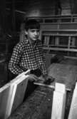 Jobbet och vi, Snickerifabrik 18 maj 1965

Pojke med stämjärn och hammare.