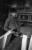 Jobbet och vi, Snickerifabrik 18 maj 1965

Pojke med stämjärn och hammare.