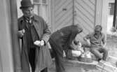 Wadköping 1 TV-inspelning 31 maj 1968

Den kände skådespelaren Edvin Adolphson fikar under en paus i filminspelningen av Markurells i Wadköping. Han dricker kaffe och äter bulle. Han är klädd i 1800-talskläder.