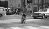 Vänstersväng med cykel 8 september 1967
Korsningen: Rudbecksgatan 10/Fabriksgatan 18, Kvarteret Stinsen.