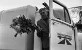Zigenare 21 oktober 1967

Närbild på en äldre man står med ena foten på trappsteget till en lasbil på vars dörr det står: 