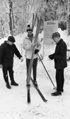 Ånnaboda, fotojobb (?), arbetarkommun 70 år 12 februari 1968

Tre herrar står tillsammans utomhus i Ånnaboda. Mannen till vänster är föreståndare för affären 