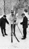 Ånnaboda, fotojobb (?), arbetarkommun 70 år 12 februari 1968

Tre herrar står tillsammans utomhus i Ånnaboda. Mannen till vänster är föreståndare för affären 