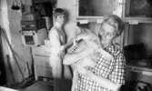 Katt-pang Gustavsvik UG 6 juli 1967

På ett kattpensionat håller en kvinna en katt i famnen.
Bakom står en flicka och tittar.