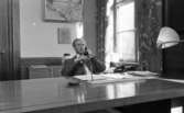 Gyttorp A 2 sept 1967

En man sitter vid ett skrivbord och pratar i telefon.