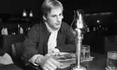 Gossen Ek, Studentpräst, Läsklinik 18 jan 1968 

Dansaren Niklas Ek sitter på en restaurang.