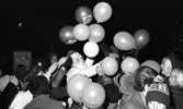 Helge Hagberg 3 AP, Ehrenmark, Galleri M 7 dec 1967

En jultomte håller upp ballonger i luften i en folksamling.