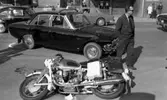 Polis i krock med taxi 16 april 1968. 

Östra Nobelgatan. Framför nuvarande polishuset.