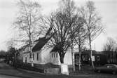 Lotteri och försäljning i Sankt Johanneskyrkan vid Sagbrovägen i Lindome, år 1983. Kyrkans exteriör.

För mer information om bilden se under tilläggsinformation.