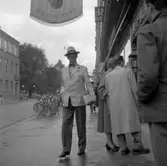 Överste Flodström i Örebro.
13 augusti 1955.
Bilden tagen vid restaurang Gyllene Drotten, Drottninggatan 15.