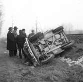 Bil välter på Adolfsbergsvägen.
5 februari 1955