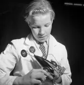 Tävling i modellbilar.
18 februari 1955. 
Pojken är Bengt-Åke Sundqvist.