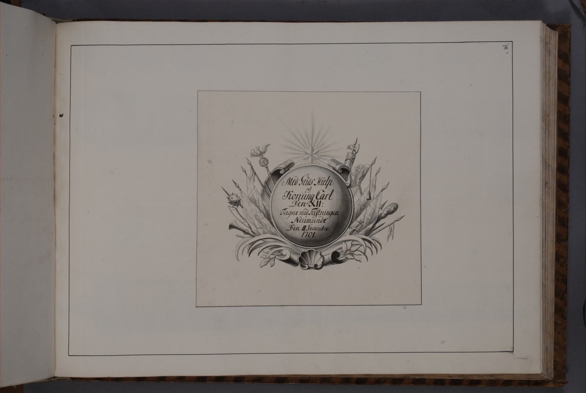 Kjell Hedberg, Kartusch till bokverk med avbildningar föreställande eldrör tagna som troféer av den svenska armén åren 1700-1702, utförda av syskonen Anna Maria och Philip Jakob Thelott. Avser troféer erövrade med fästningen Neumünde den 11 december 1701. Kartuschen troligen utförd av Thomas Cunninghame 1746.