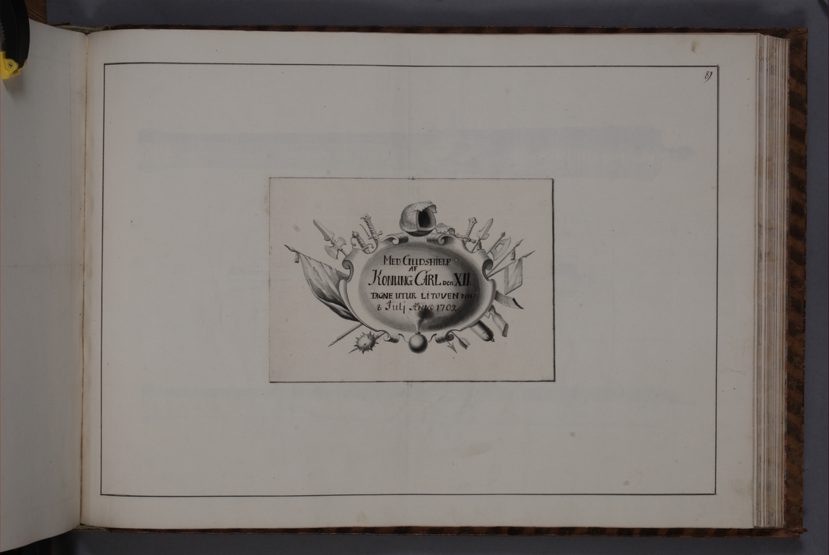 Kjell Hedberg, Kartusch till bokverk med avbildningar föreställande eldrör tagna som troféer av den svenska armén åren 1700-1702, utförda av syskonen Anna Maria och Philip Jakob Thelott. Avser troféer tagna utur Litauen den 8 juli 1702. Kartuschen troligen utförd av Thomas Cunninghame 1746.