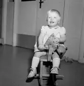 Barnhem i Adolfsberg.
Bildsidan.
8 april 1955