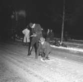 15-årig flicka på mc dödas på Adolfsbergsvägen.
23 december 1954.