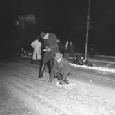 15-årig flicka på mc dödas på Adolfsbergsvägen.
23 december 1954.