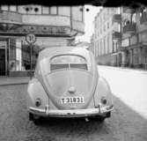 En Volkswagen 1200 av 1955 års modell parkerad på Näbbtorget,  där det dessutom är parkeringsförbud. Juni 1955.
(Bildtext på kuvertet: Badpremiär på Gustavsvik, 1 juni 1955)