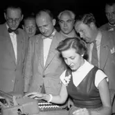 Utlänningar ser på Örebro Sparbank.
8 juli 1955.