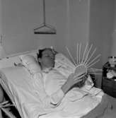 Poliosjuka får hjälp av anhöriga.
23 juli 1955.