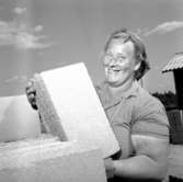 Edit kvinnlig murare i Eker.
11 juli 1956. Sandbacka Cementgjuteri.