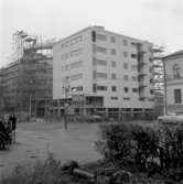 Stiftelsen hyresbostäder (specialnummer).
 8 november 1957.
Korsningen Rudbecksgatan 12/Fabriksgatan 15.