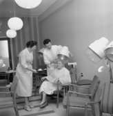 Tre nya affärer på väster i Örebro, hårfrisörsalong, urmakeriaffär, bageri.
Juli 1956