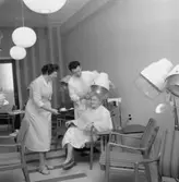Tre nya affärer på väster i Örebro, hårfrisörsalong, urmakeriaffär, bageri.
Juli 1956