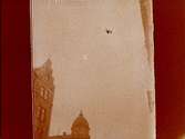 Stockholm, hösten 1919.
Flygare över Nybrogatan, I.
Byggnader