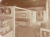 Örebro Läns Museum, högreståndsavdelningen.Interiör mot norr från konstslöjdssalen, före omflyttningen 1948.