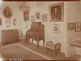 Örebro Läns Museum, högreståndsavdelningen.Interiör mot nord-väst från konstslöjdssalen före omflyttningen 1948.