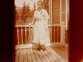 Förlovningsresan, juni 1922.
Margit Palmaer på verandan.