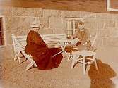 Förlovningsresan, juni 1922.
Två kvinnor, S.L.W. och fru F. Linde.
Orrekulla.