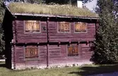 Trähus med gräs på taket. Vadköping?