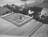 Flygfoto över Knista kyrka.Bilden tagen för vykort.Förlag: E. & M. Kjell, Fjugesta.