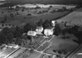 Flygfoto över Götarsviks gård.
Bilden tagen för vykort.
Förlag: Henrik Anderssons Eftr., Lillkyrka.