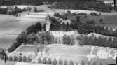 Flygfoto över Askers kyrka.
Bilden tagen för vykort.
Förlag: Ernestams, Asker.