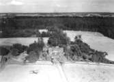 Flygfoto över Baggerud, bostadshus och ekonomibyggnader.