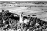 Flygfoto över Gällersta kyrka.
Bilden tagen för vykort.