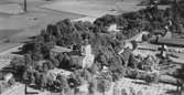 Flygfoto över Kumla, kyrkan och bostadshus.Bilden tagen för vykort.Förlag: A. Dohlwitz Bokhandel, Kumla.