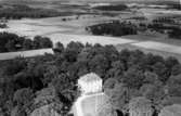 Flygfoto över Geråsen, Vretstorp, bostadshus och ekonomibyggnad.
Bilden tagen för vykort.
Förlag: E. Skagerlind, Pappershandeln.