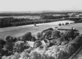 Flygfoto över Bärsta, bostadshus och ekonomibyggnader.