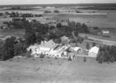 Flygfoto över Mosås, bostadshus och fabriksbyggnader.