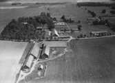 Flygfoto över Torps Egendom, Kräcklinge, bostadshus och ekonomibyggnader.