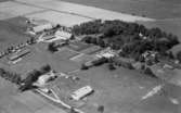 Flygfoto över Torps Egendom, Kräcklinge, bostadshus och ekonomibyggnader.