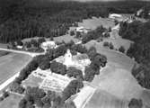 Flygfoto över Finnerödja kyrka.
Bilden tagen för vykort.