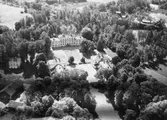 Flygfoto över Dylta Bruk, herrgårdsbyggnaden och flygelbyggnader.