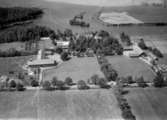 Flygfoto över Sunds Gård, Åtorp, bostadshus och ekonomibyggnader.