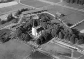 Flygfoto över Hovsta kyrka.
Bilden tagen för vykort.
